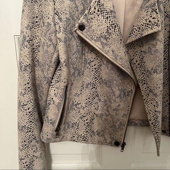 Cupcakes and Cashmere Isabelle Jacket - Picture 6 of 13